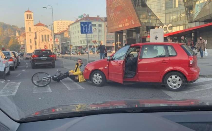 Automobil udario biciklistu kod Sarajevo City Centra