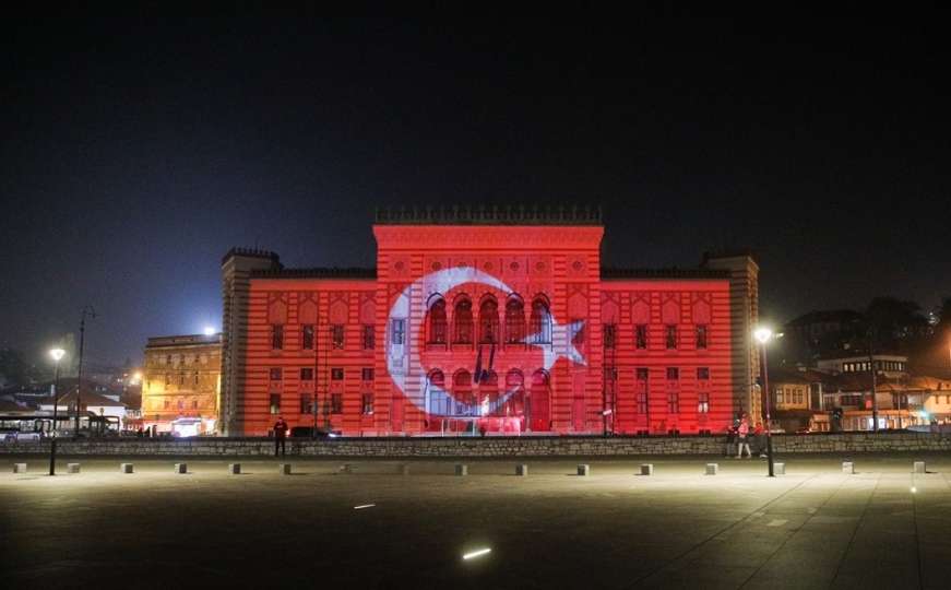Vijećnica u bojama zastave Turske: 98 godina od proglašenja Republike