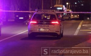 Preminuo muškarac koji je večeras skočio sa zgrade na Dobrinji 