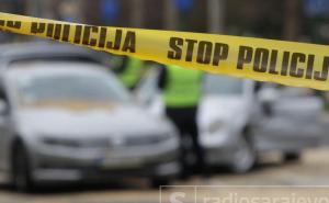 Policija traži svjedoke, udario Mercedesa na parkingu pa pobjegao