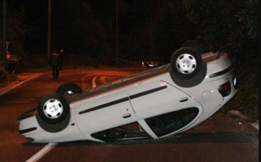 Nesreća u sarajevskom naselju: Prevrnuo se automobil