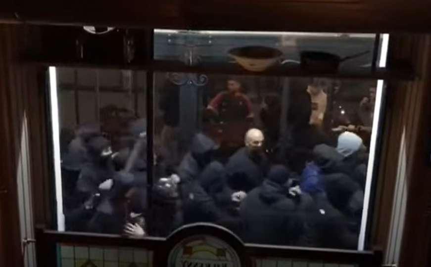 Snimci užasa: Huligani Atalante palicama napali navijače Uniteda u pubu
