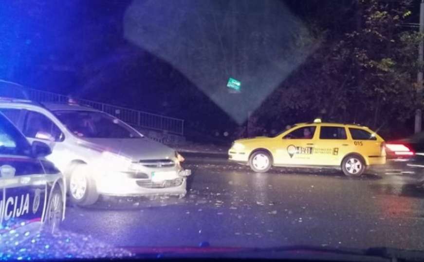 Saobraćajna nesreća u sarajevskom naselju, dijelovi automobila na cesti