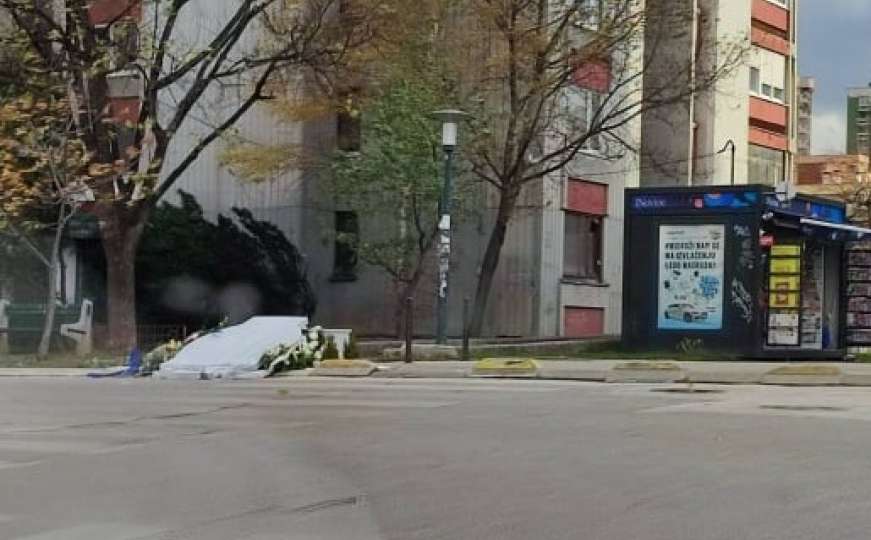 Vjetar u Sarajevu oborio spomenik dvojici ubijenih policajaca