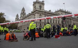 Demonstranti blokirali ulice ispred britanskog parlamenta zbog klimatskih promjena