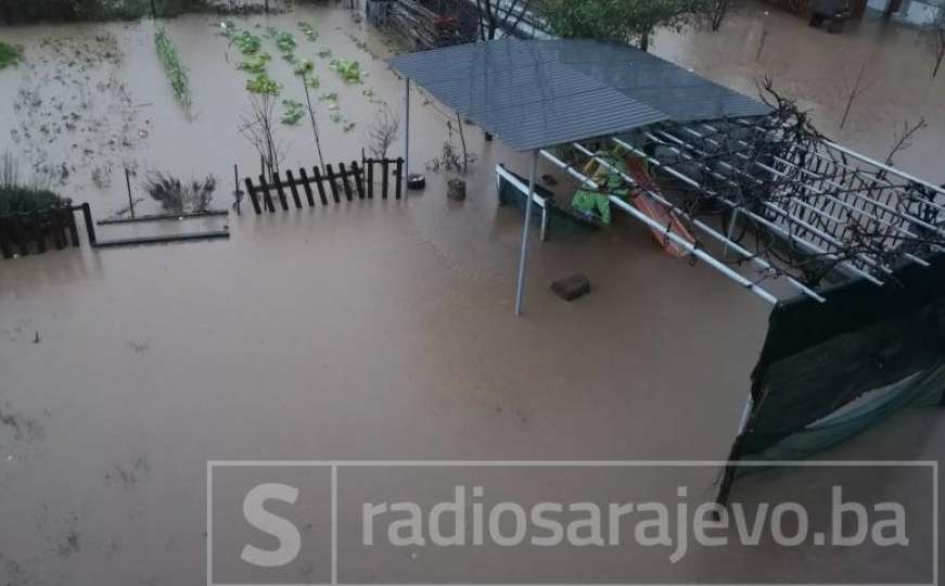 Alarmantno stanje na Ilidži, voda došla do zgrada: Butmir poplavljen