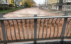 Zastrašujući snimci iz centra Sarajeva: Miljacka prijeti da poplavi most Ćumurija