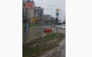Jutarnji kolaps saobraćaja u Sarajevu: Miljacka došla do ruba korita, vozila stala