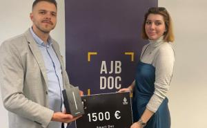 Nagradu za najbolji projekt na AJB DOC treningu 2021. dobila je Elma Iković