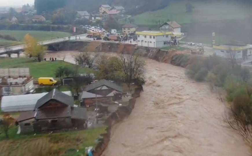 Snimci iz zraka potopljenih područja: Pumpa i motel stoje na ivici korita rijeke