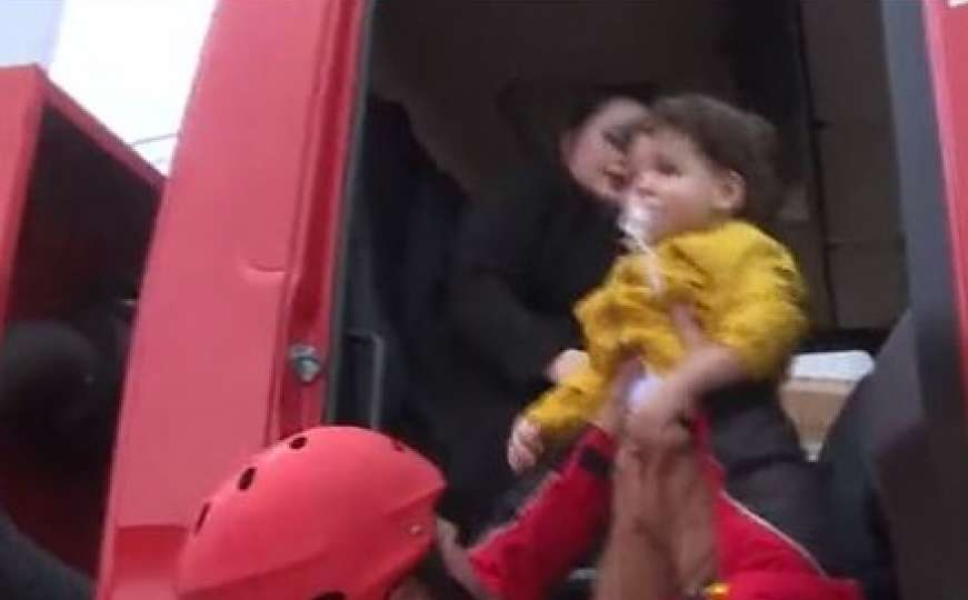 Spašena beba iz poplavljene kuće u Otesu