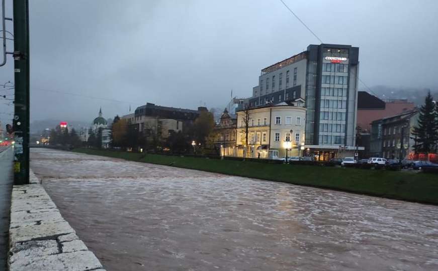 Pogledajte nivo Miljacke jutros u centru Sarajeva: Kiša ne prestaje