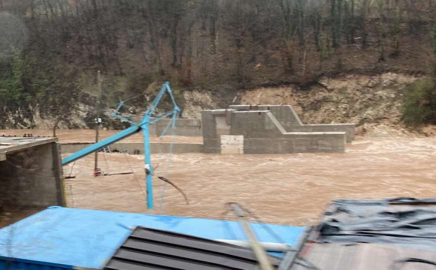 Situacija i dalje ozbiljna: Dostavljena pitka voda stanovnicima Trnova