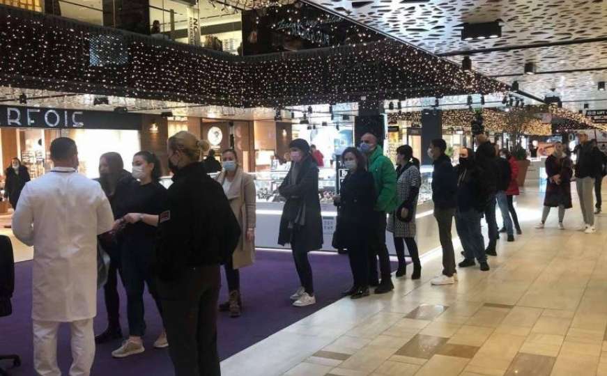 Dugi redovi građana koji čekaju vakcinu u sarajevskom tržnom centru