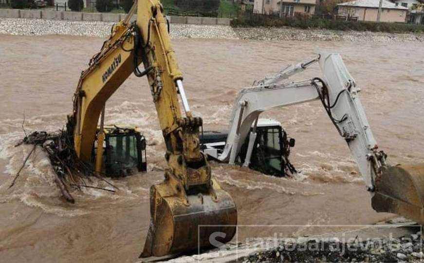 Slučaj kod Sarajeva: Mašine uslijed poplava 'zapele' u koritu 