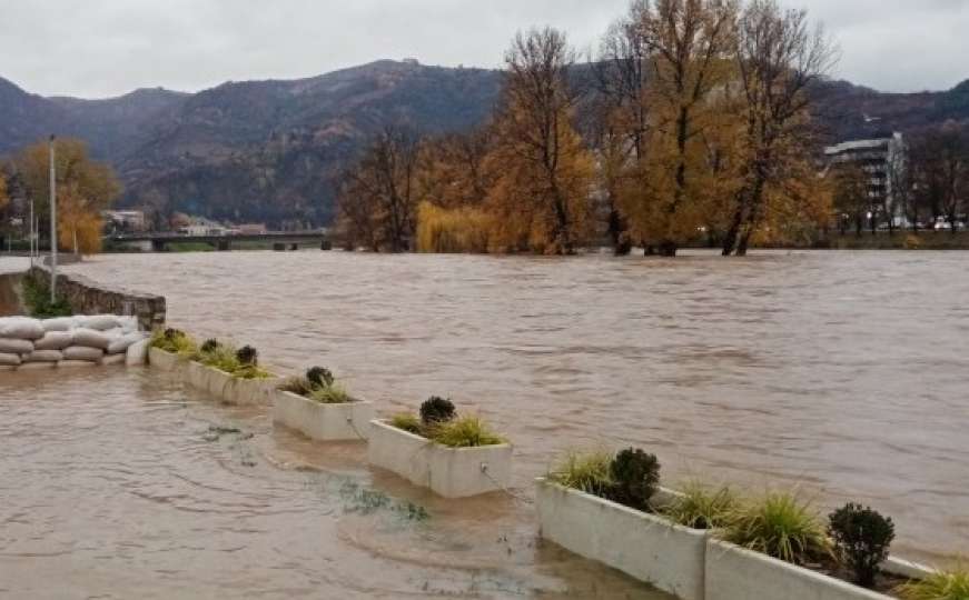 Drama kod Zenice: Dvojica radnika upali u rijeku Bosnu, u toku potraga