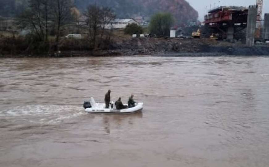 Prve fotografije s mjesta nesreće gdje su dvojica radnika pala u rijeku Bosnu