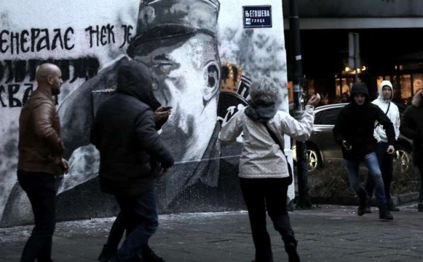 Policija privela Aidu Ćorović nakon što je gađala jajima mural Ratka Mladića