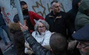 Objavljen snimak hapšenja Aide Ćorović koja je jajima gađala mural Ratka Mladića