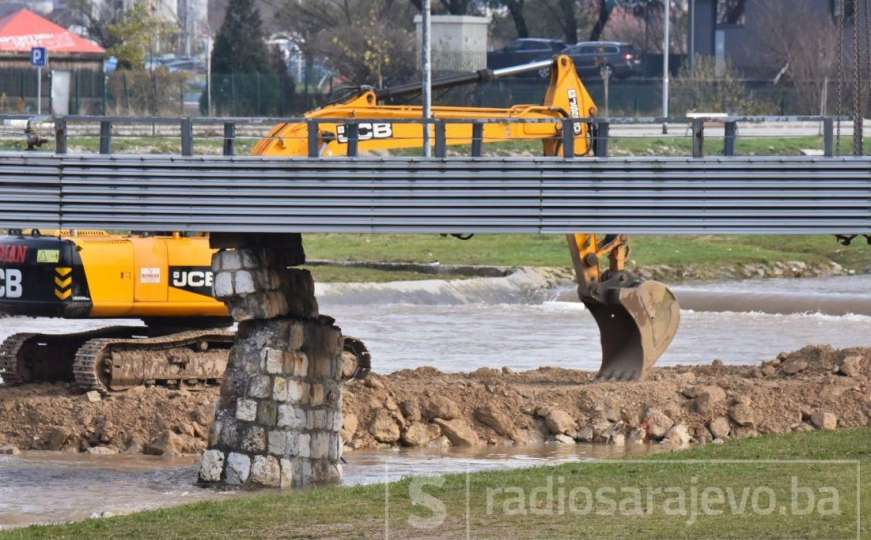 Dramatične fotografije s Ilidže: Pješački most samo što se nije urušio 