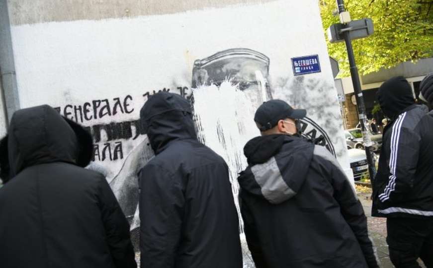 Desničari iz Beograda čiste mrlju sa murala zločinca Mladića