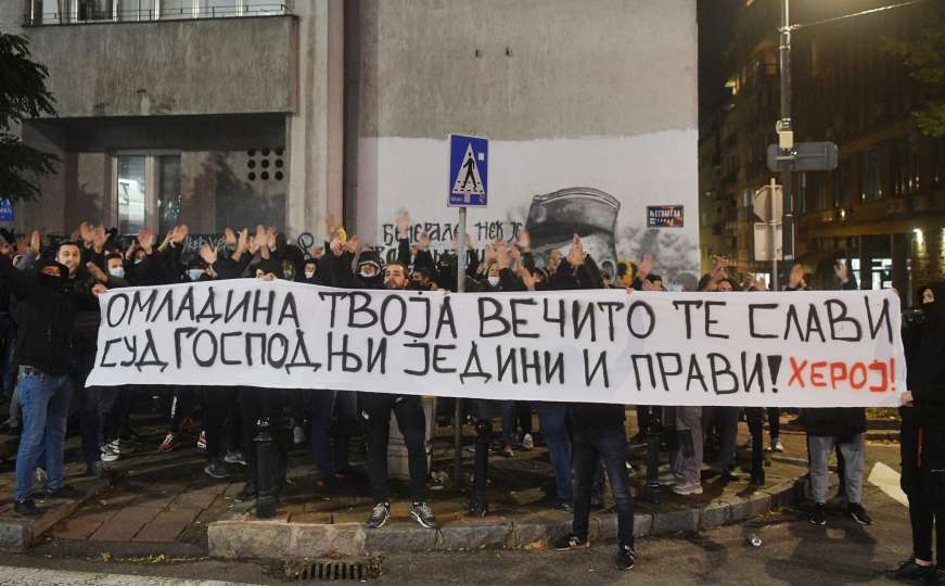 Grupa maskiranih mladića čuva Mladićev mural: "Omladina tvoja te poštuje"