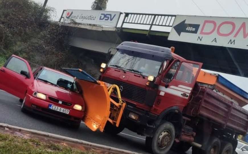 Grtalica u Sarajevu "pokupila" automobil