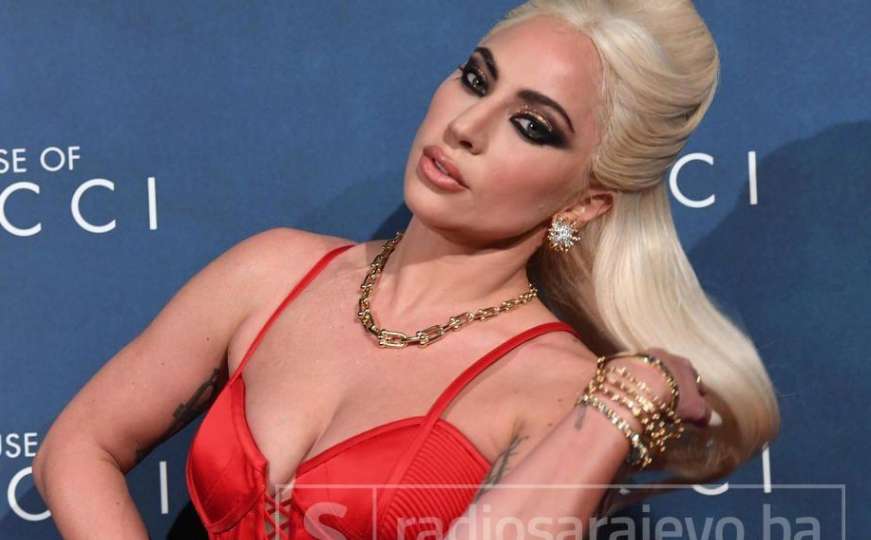 Lady Gaga oduševila fanove: Na crvenom tepihu pozirala u haljini s visokim prorezom