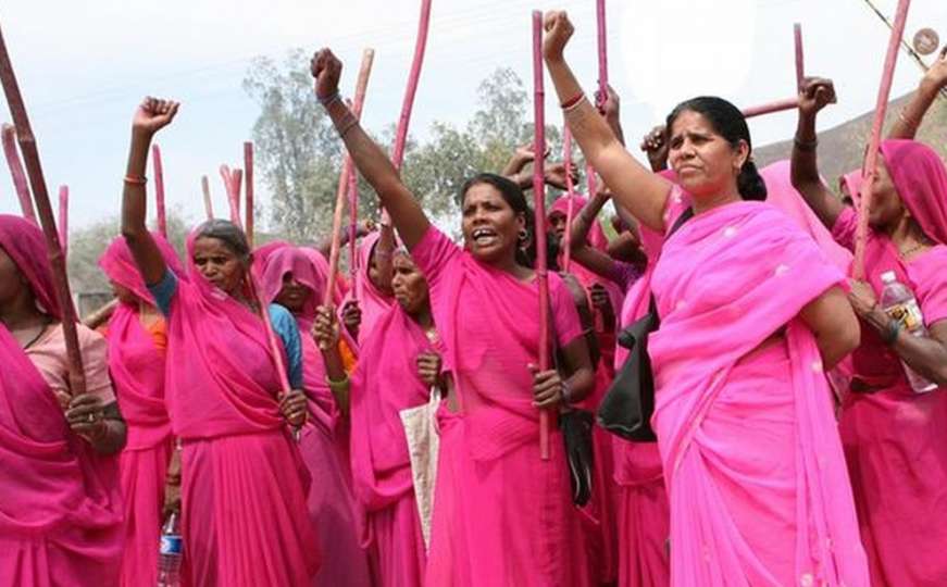 Upoznajte Gulabi, žensku bandu iz Indije koja tuče muškarce silovatelje