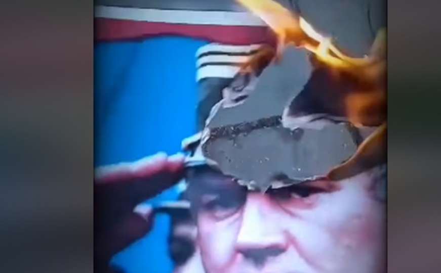 Novosadski aktivisti zapalili fotografiju zločinca Ratka Mladića