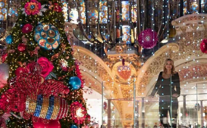 Za božićno drvce u Parizu kažu da je jedno od najljepših: Od robne kuće do spektakla