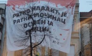 Na zgradi u Srbiji osvanuo novi transparent: Ratko Mladić je ratni zločinac