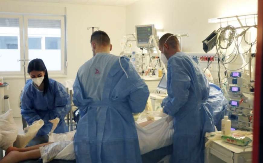 Grčka na koljenima zbog COVID-a: Privatni doktori moraju raditi u javnim bolnicama