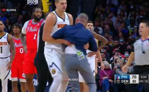 Haos na NBA parketu: Nikola Jokić spašavao sudije od trenera