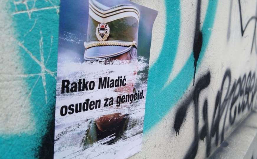 Centar Beograda obljepljen natpisima "Ratko Mladić - osuđen za genocid"