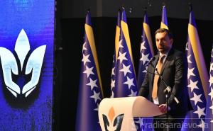 Konaković sa bine poručio: Jasni principi, zlatna kravata i plavo odijelo