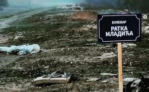 Postavili tablu s natpisom "Bulevar Ratka Mladića" na divlju deponiju