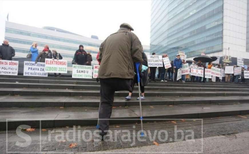 Građani se okupili na protestima u Sarajevu, poručuju: "Hoćemo reforme"