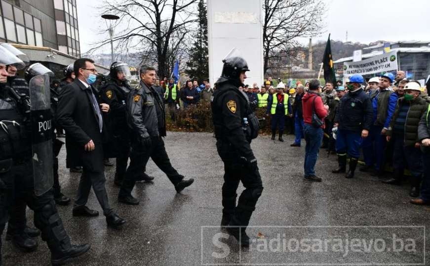Masa ljudi ispred Vlade FBiH uskoro će biti brojnija, porodice stižu u Sarajevo