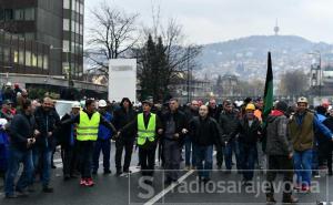 Čekajući nadležne da se obrate, rudari na protestima zaigrali - kolo