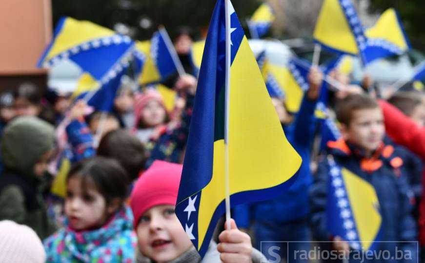 Sarajevski mališani svečanim defileom obilježili Dan državnosti BiH