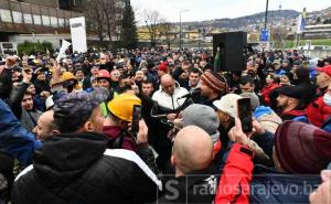 U znak podrške rudarima: Na proteste stigla Dubioza kolektiv