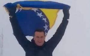 Fadil Novalić postavio bh. zastavu na Maglić i poručio: Volim ovu zemlju!