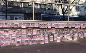 Natpis "Ratko Mladić srpski heroj" prelijepljen sa "Ratko Mladić ratni zločinac"