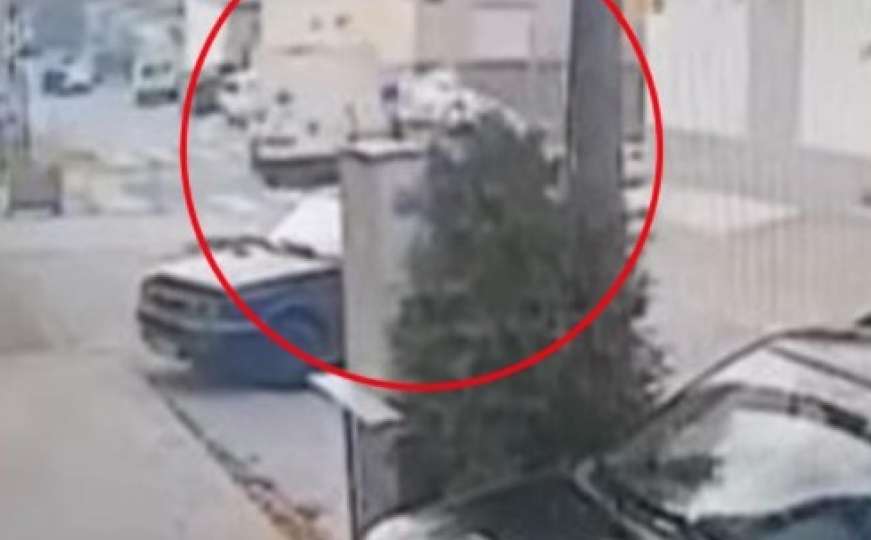Objavljen snimak teške nesreće iz susjedstva: Automobil završio na krovu