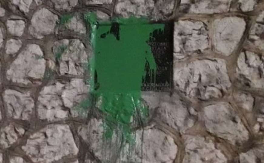 Ploča ratnom zločincu Ratku Mladiću na Vracama prefarbana zelenom bojom