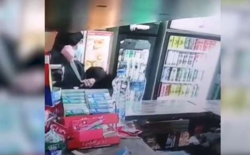 Filmska pljačka: Muškarac sa maskom uperio kuhinjski nož u prodavačicu