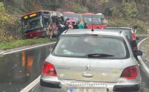 Prevrnuo se autobus kod Beograda, putnici izlazili kroz prozor: Pogledajte fotografije 