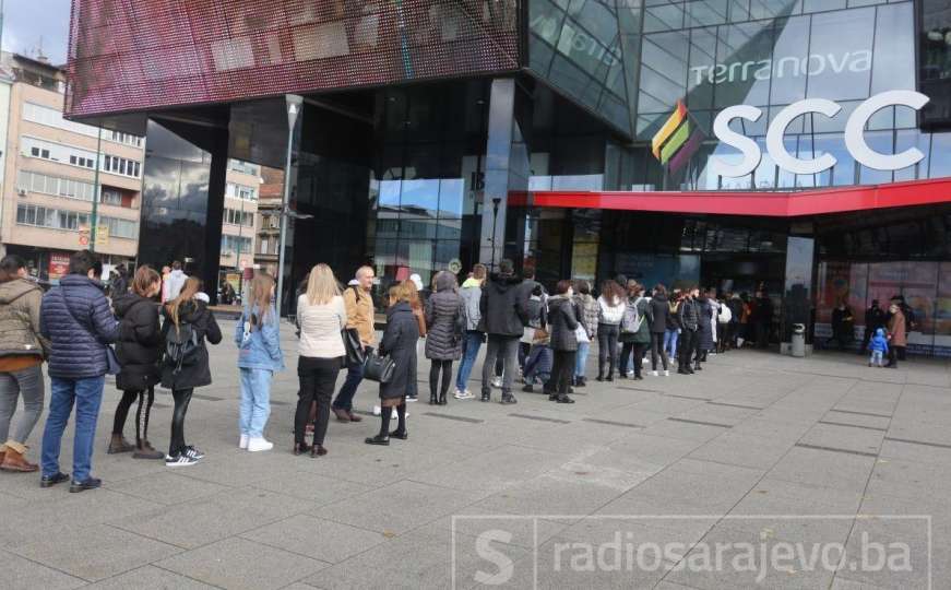 Black Friday u Sarajevu: Sve veća gužva ispred SCC-a
