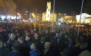 Veliki broj rudara na protestima: Pogledajte kako je večeras u Kaknju 